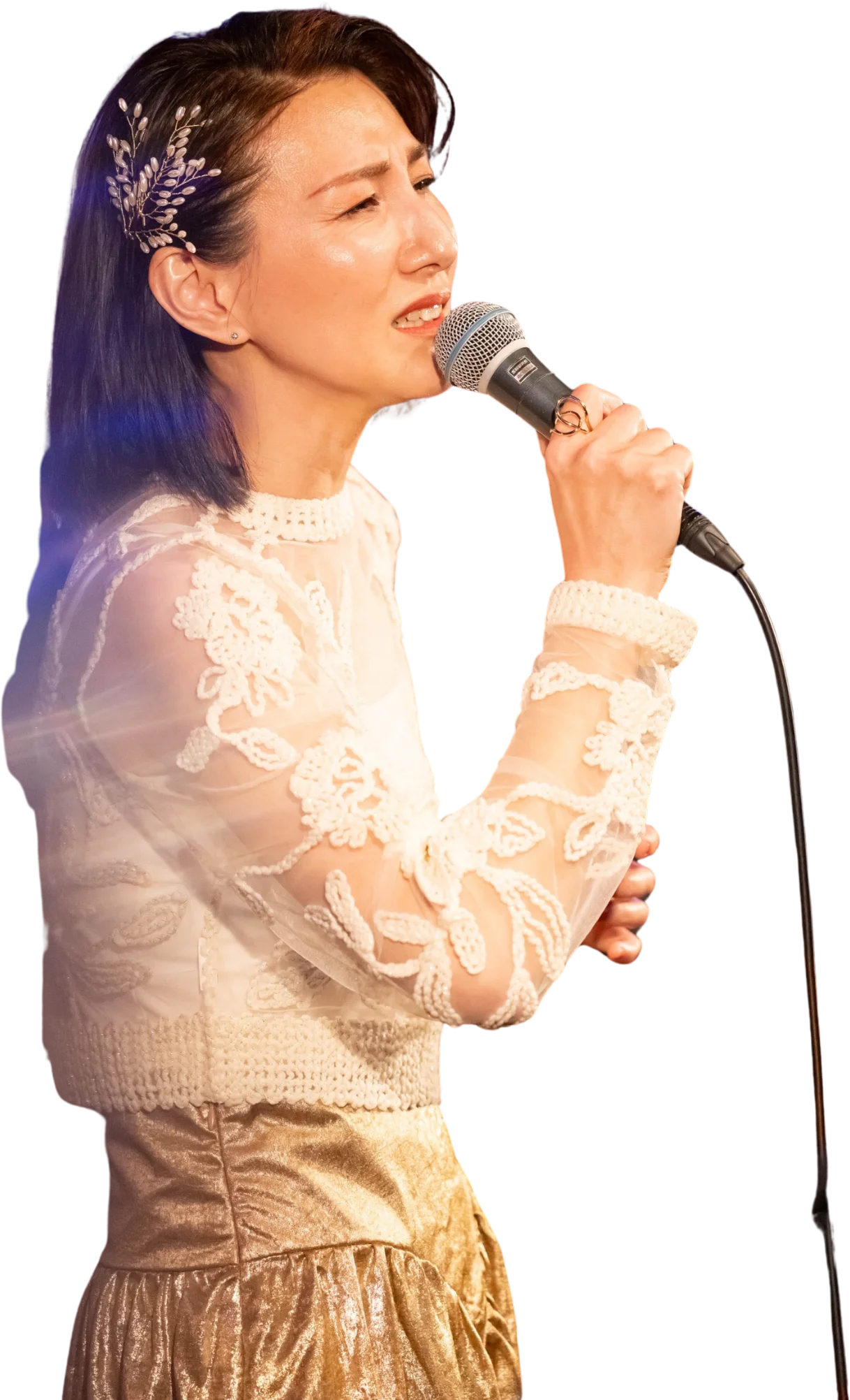 目を閉じて歌う髙梨亜希